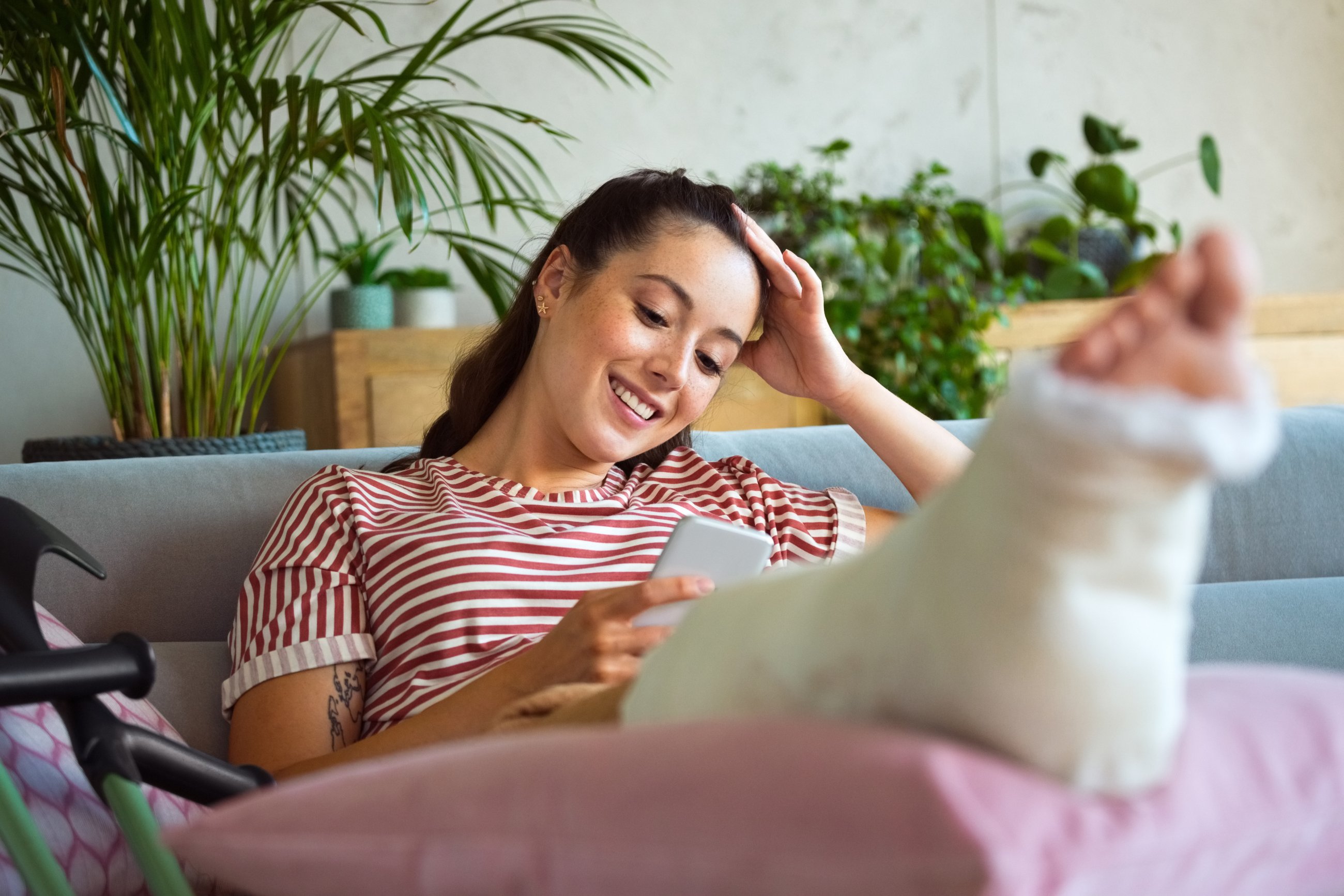 femme pied dans le platre